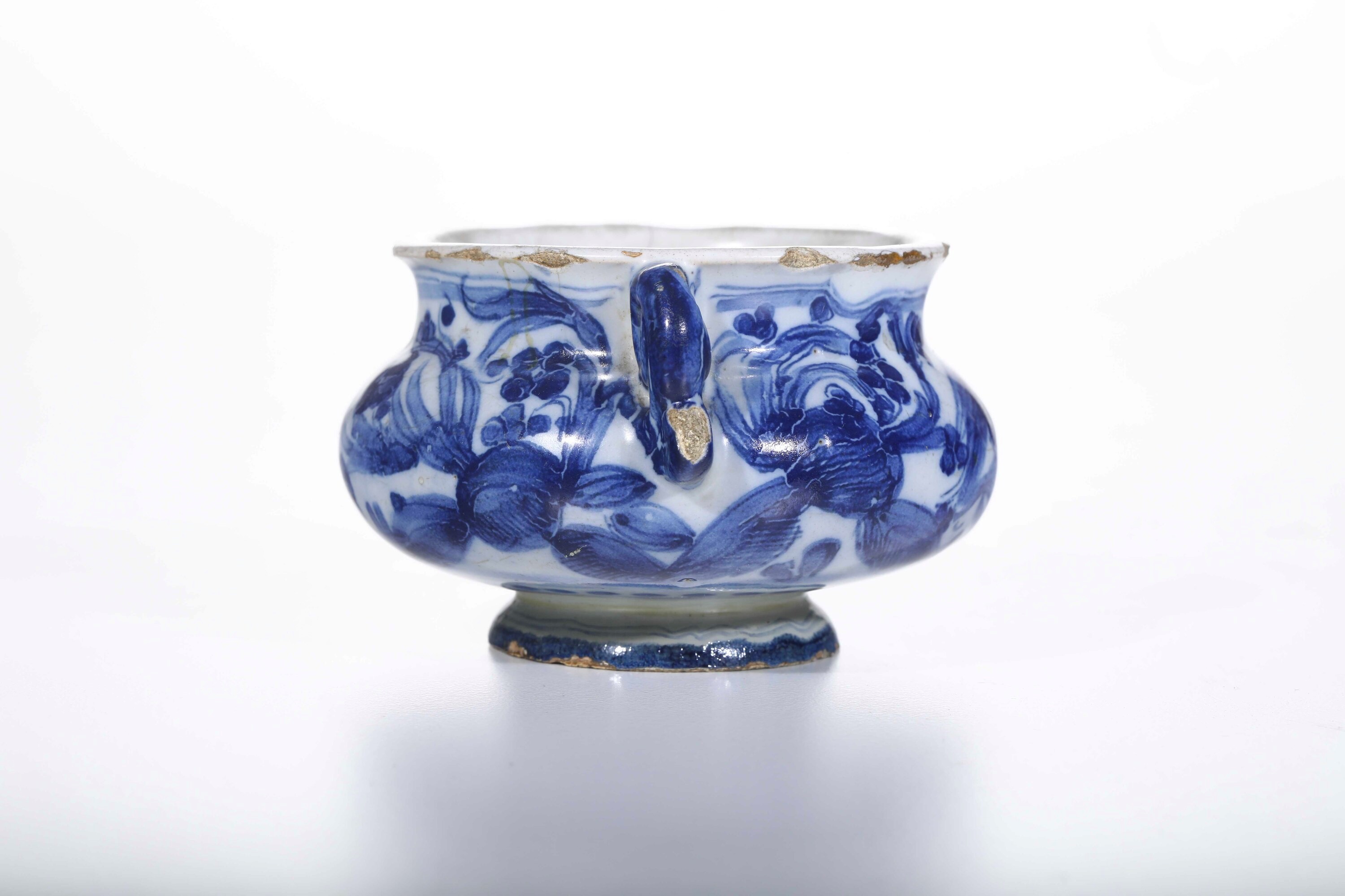 Piccolo vaso biansato. Liguria, probabilmente Albisola, metà del XVII secolo.