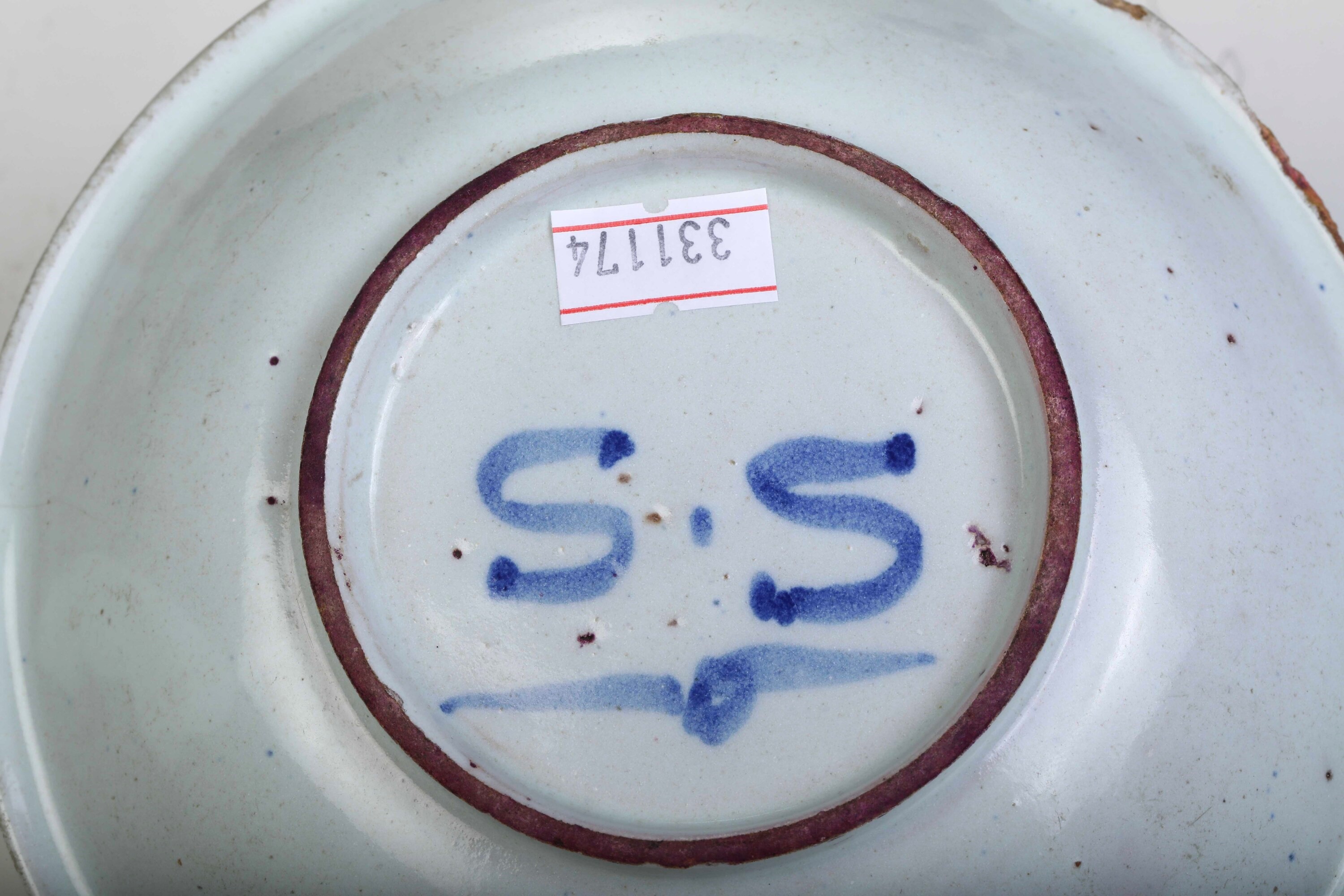 Maiolica, Due contenitori e un piattino, Savona (?), XVIII-XIX secolo