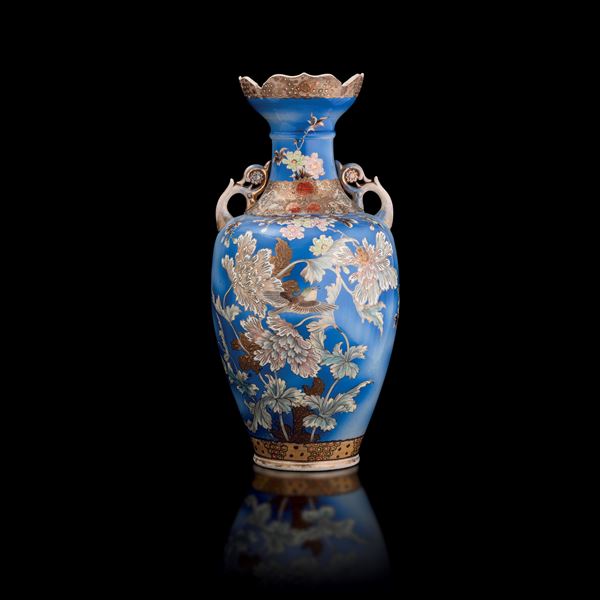 Vaso biansato in porcellana a fondo blu con scena naturalistica e motivi floreali, Giappone, XIX secolo
