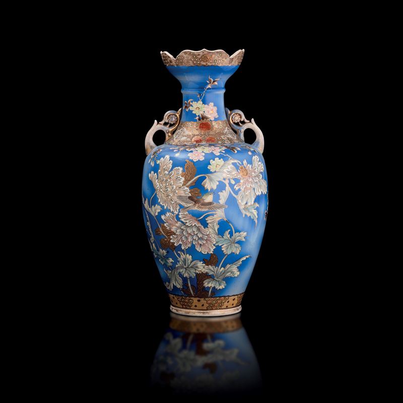 Vaso biansato in porcellana a fondo blu con scena naturalistica e motivi floreali, Giappone, XIX secolo  - Auction Fine Asian Works of Art - Cambi Casa d'Aste