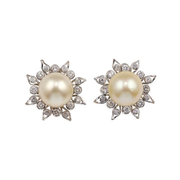 Orecchini con perle mabè e diamanti