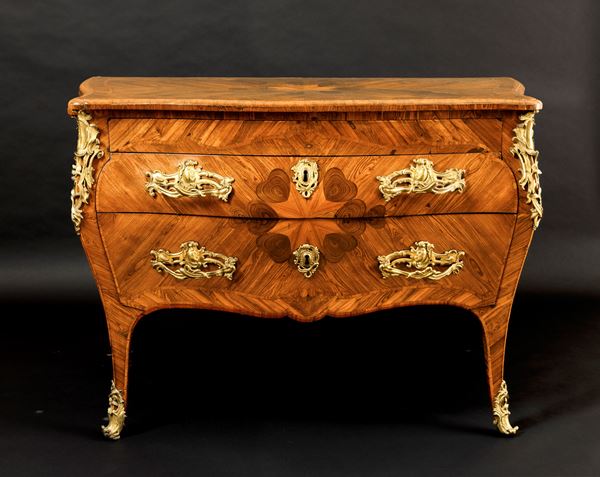 Coppia di comò lastronati in violetto e bois de rose di forme Luigi XV, 1765-75 circa.