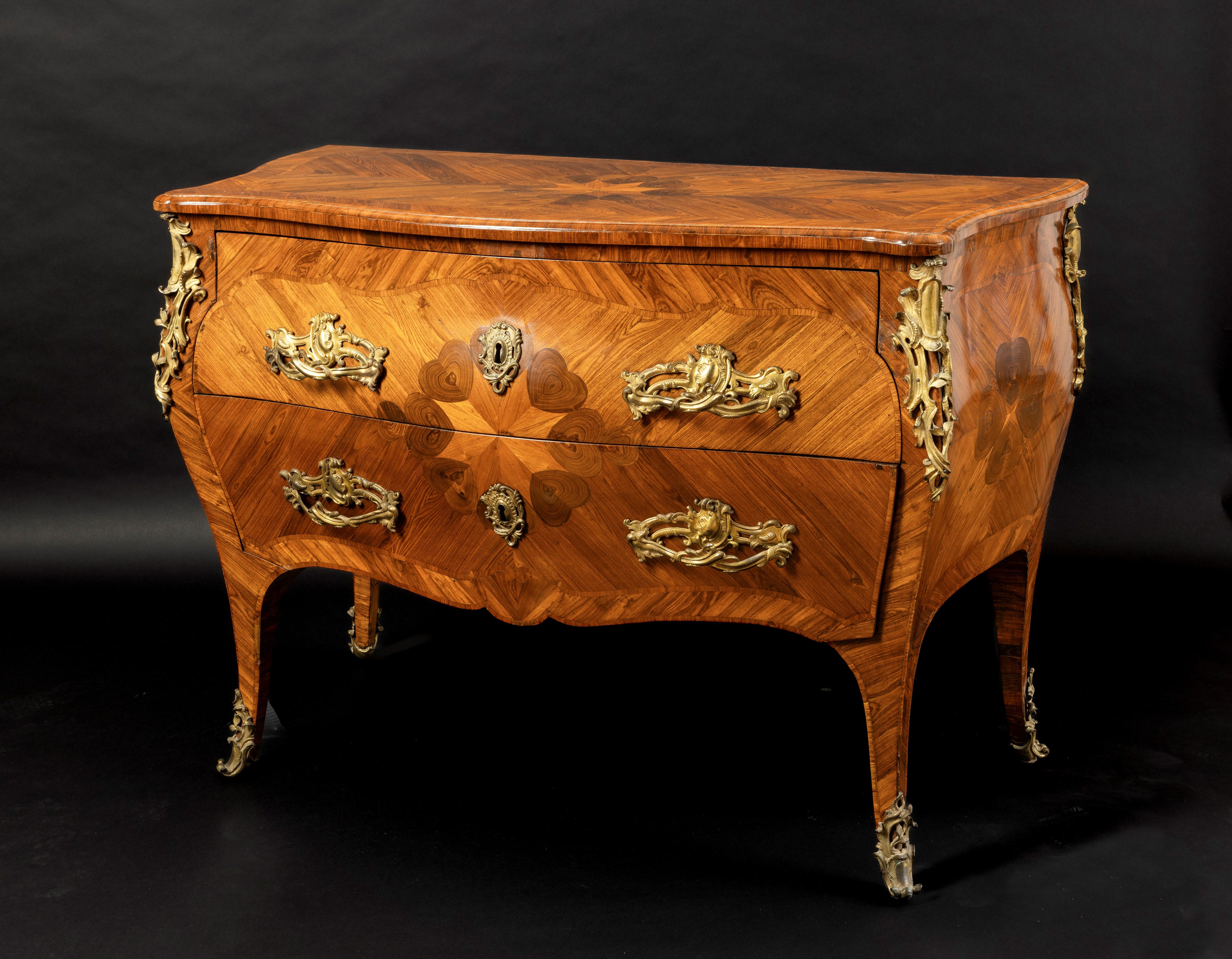 Coppia di Comò Lastronati in Violetto e Bois De Rose di Forme Luigi XV, 1765-75 Circa.