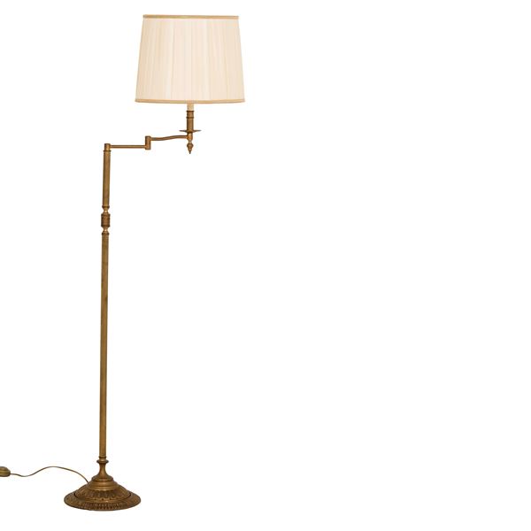 Lampada da terra in ottone. XX secolo