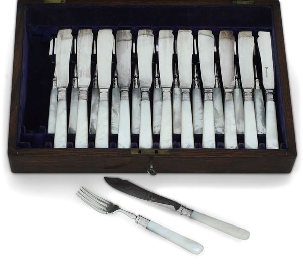 Servizio da pesce da 12 con manici in madreperla in cassetta di legno. Inghilterra XX secolo