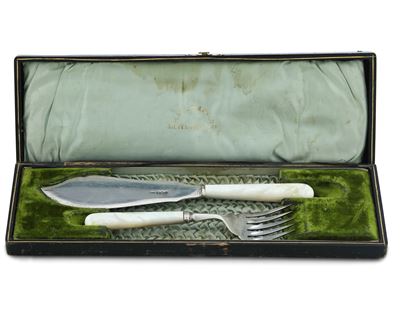 Edward Viner, Due posate da portata da pesce, argento fuso e sagomato, Sheffield 1931