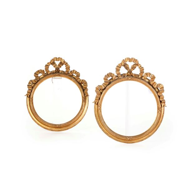 Coppia di cornici liberty in legno intagliato e dorato