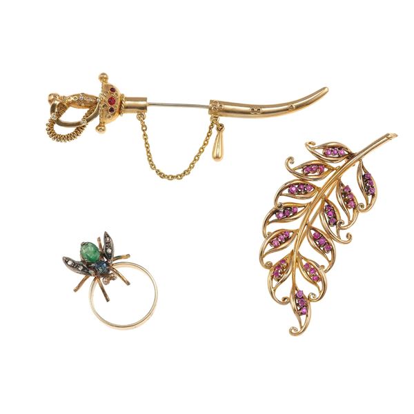 Lotto composto da due spille e un anello