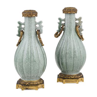 Coppia di Vasi in Porcellana Celadon Craquelé con Montatura in Bronzo Dorato, Cina, Dinastia Qing...