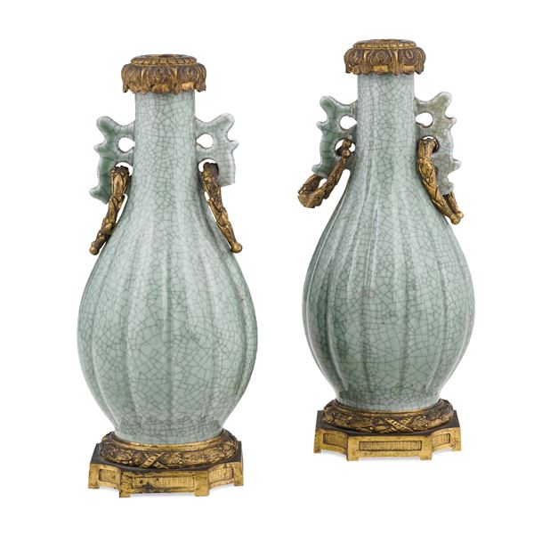 Coppia di vasi in porcellana Celadon craquelé con montatura in bronzo dorato, Cina, Dinastia Qing, XVIII secolo