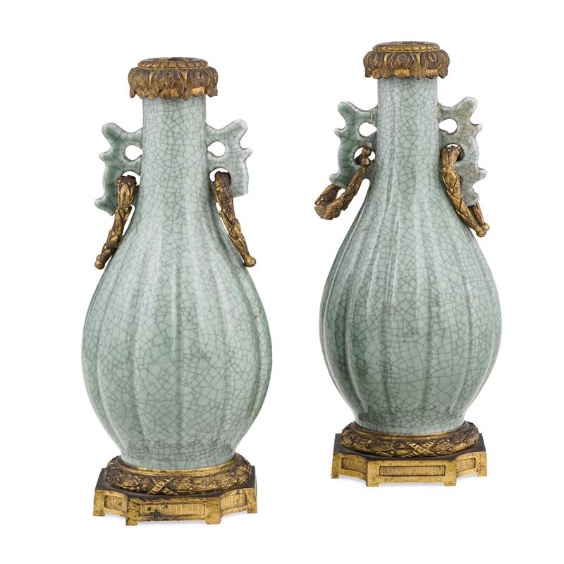 Coppia di vasi in porcellana Celadon craquelé con montatura in bronzo dorato, Cina, Dinastia Qing, XVIII secolo  - Asta Dimore Italiane - Cambi Casa d'Aste