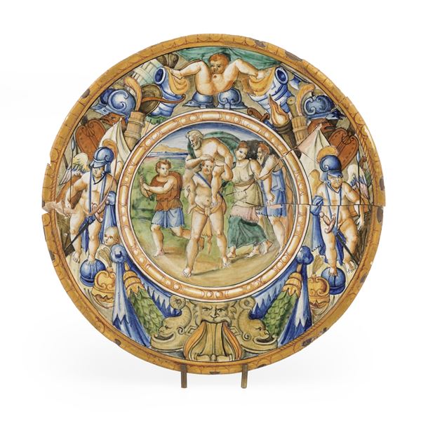 Antico piatto in ceramica