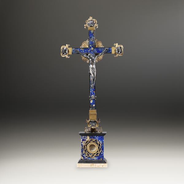 Crocifisso reliquiario in lapislazzulo con Cristo Re e finimenti in bronzo fuso, cesellato e dorato, arte orafa italiana, Roma o Firenze XVII secolo