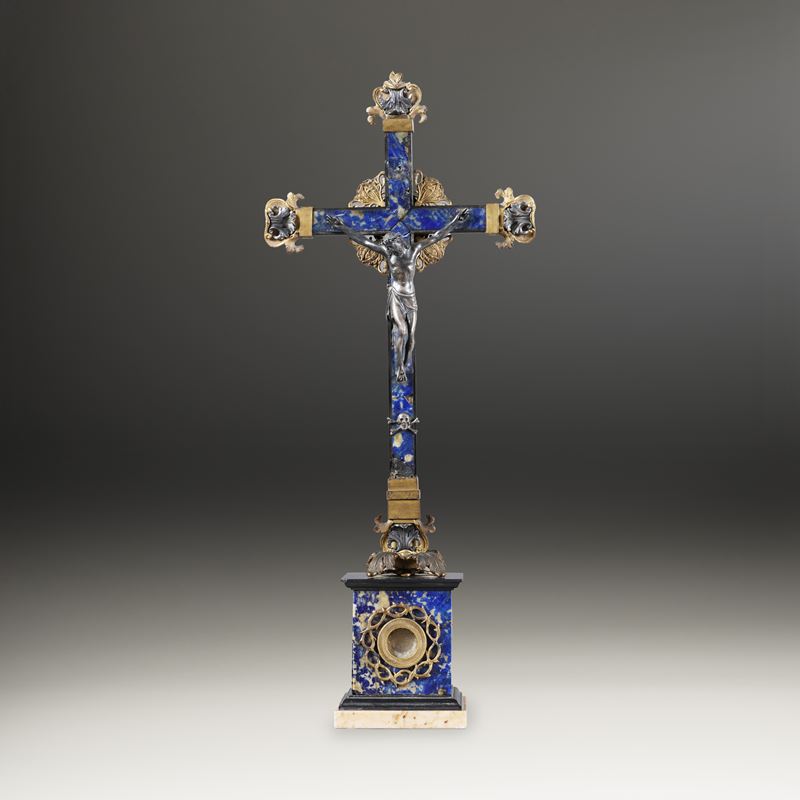 Crocifisso reliquiario in lapislazzulo con Cristo Re e finimenti in bronzo fuso, cesellato e dorato, arte orafa italiana, Roma o Firenze XVII secolo  - Auction Sculpture and Works of Art - Cambi Casa d'Aste