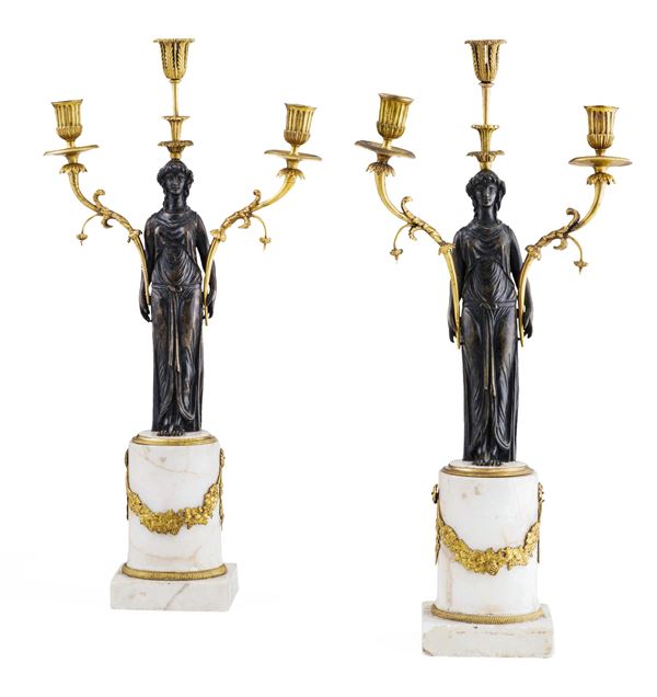 Coppia di candelabri neoclassici in bronzo patinato e dorato. Probabilmente Roma XIX secolo