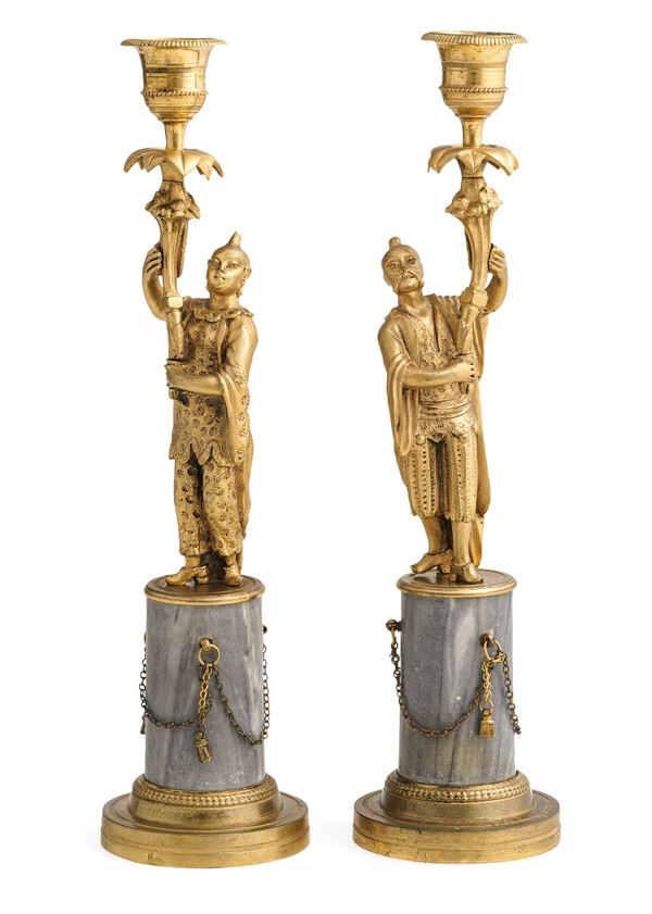 Coppia di candelieri a chinoiserie in bronzo e marmo grigio. XIX secolo