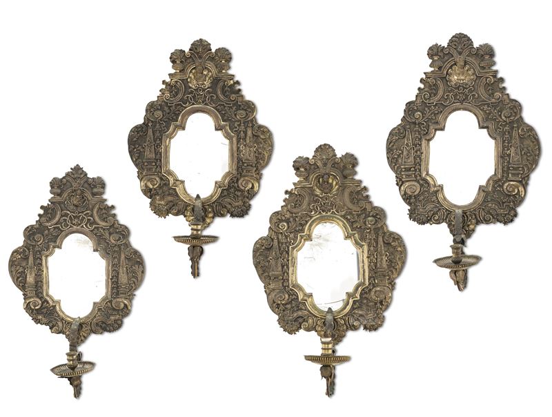 Quattro appliques con specchio in ottone argentato con decori alla Berain. XVIII-XIX secolo  - Auction Italian Residences - Cambi Casa d'Aste
