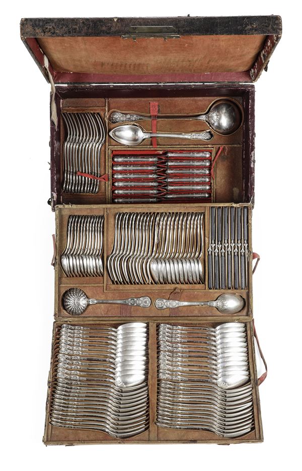 Importante servizio di posate. Parigi prima metà del XIX secolo (marchi in uso dal 1819 al 1838). Maestro argentiere Francois-Dominique Naudin (1800-1840). Marchi di ricontrollo del titolo per il Regno di Sardegna in uso dal 1824 al 1872.