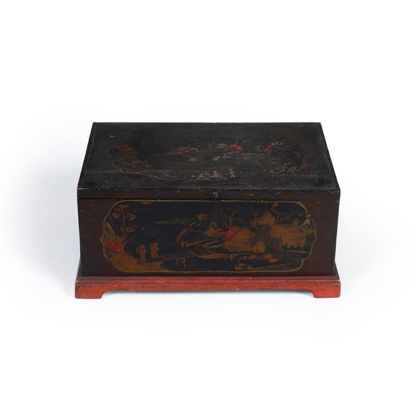 Bauletto in legno parzialmente laccato.