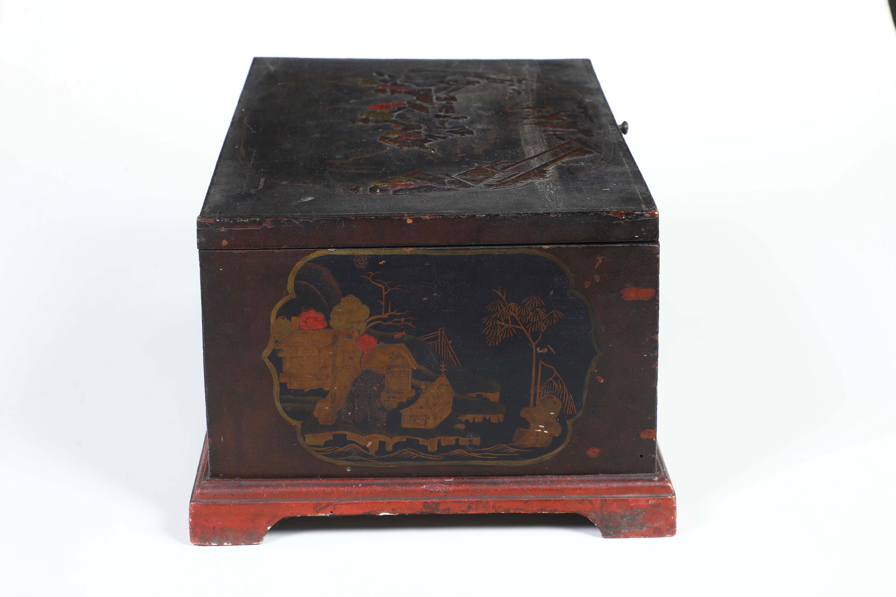 Bauletto in Legno Parzialmente Laccato. Cina XIX Secolo