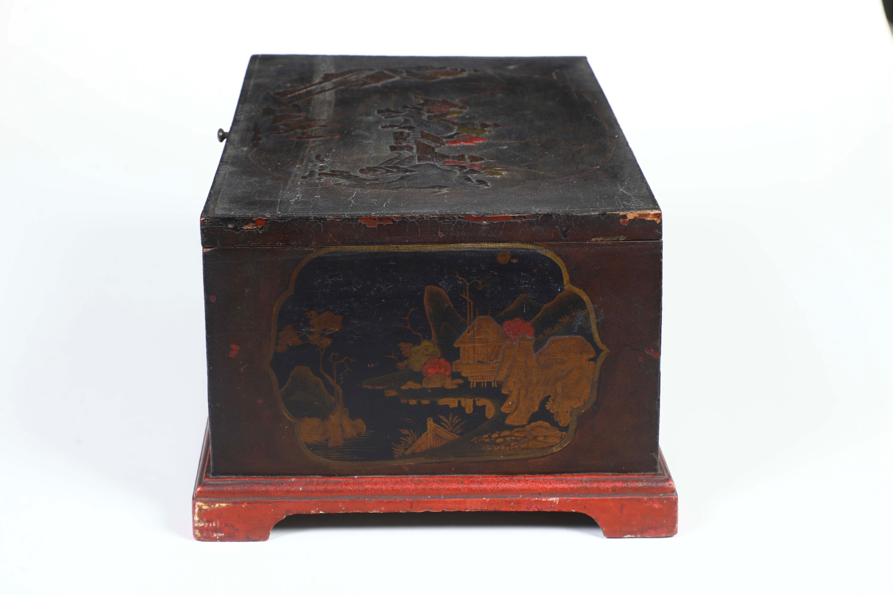 Bauletto in Legno Parzialmente Laccato. Cina XIX Secolo