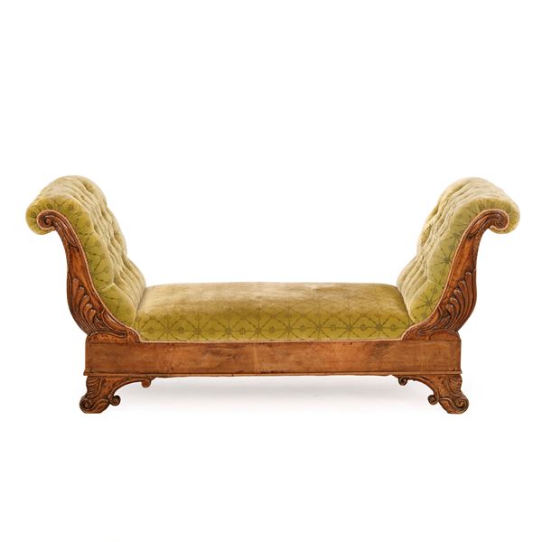 Divanetto in legno intagliato. XIX secolo