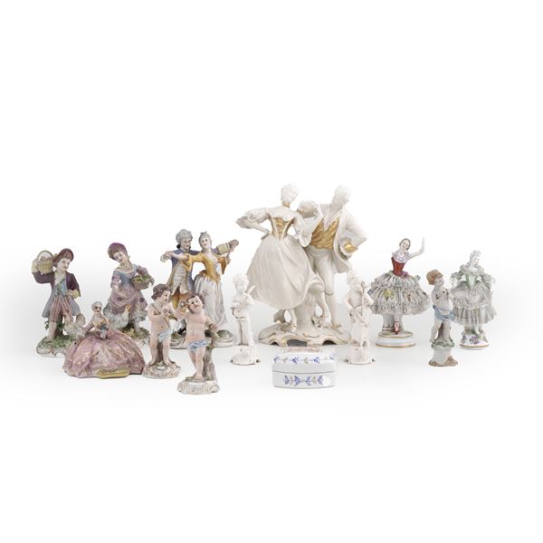 Dodici figurine e una scatola, XX secolo.