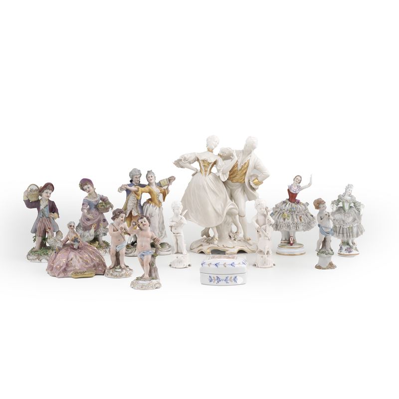 Dodici figurine e una scatola, XX secolo.  - Auction Majolica, Porcelain and Glassware - Cambi Casa d'Aste
