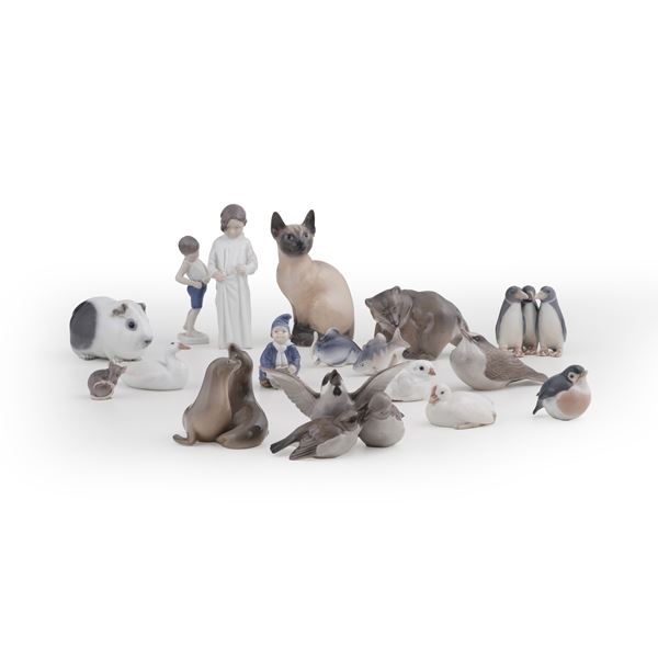Diciassette figurine di animali e fanciulli. Danimarca, Manifattura Royal Copenaghen, XX secolo.