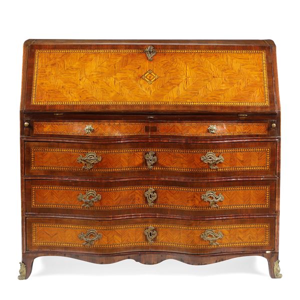 Cassettone a ribalta intarsiata in legni vari. Seconda metà del XVIII secolo