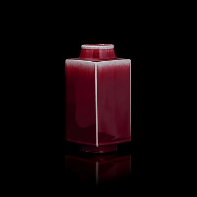 Vaso a Sezione Quadrata in Porcellana Sangue di Bue, Cina, Dinastia Qing, XIX Secolo