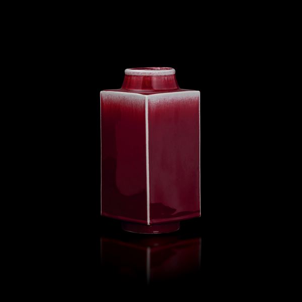 Vaso a sezione quadrata in porcellana Sangue di Bue, Cina, Dinastia Qing, XIX secolo