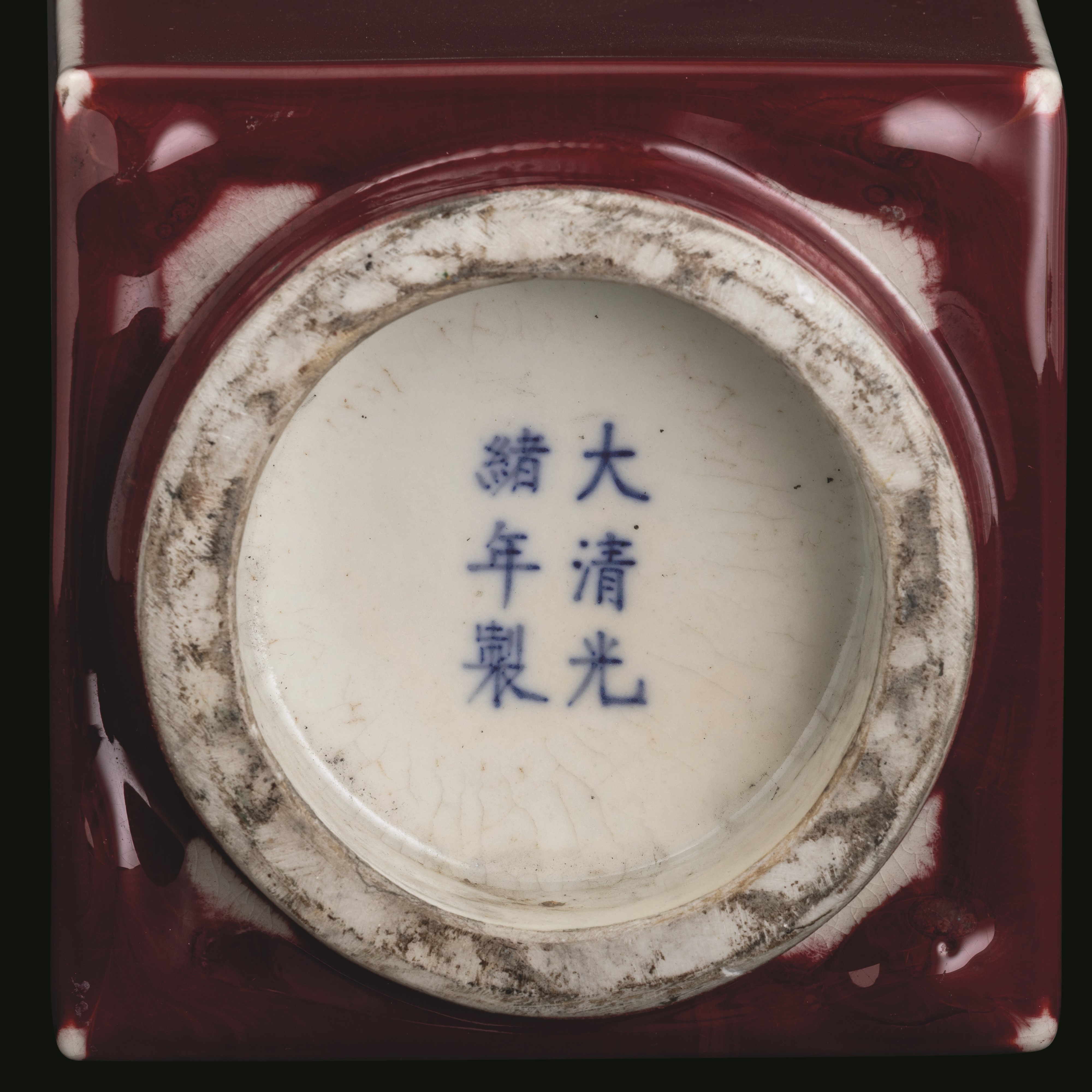 Vaso a Sezione Quadrata in Porcellana Sangue di Bue, Cina, Dinastia Qing, XIX Secolo