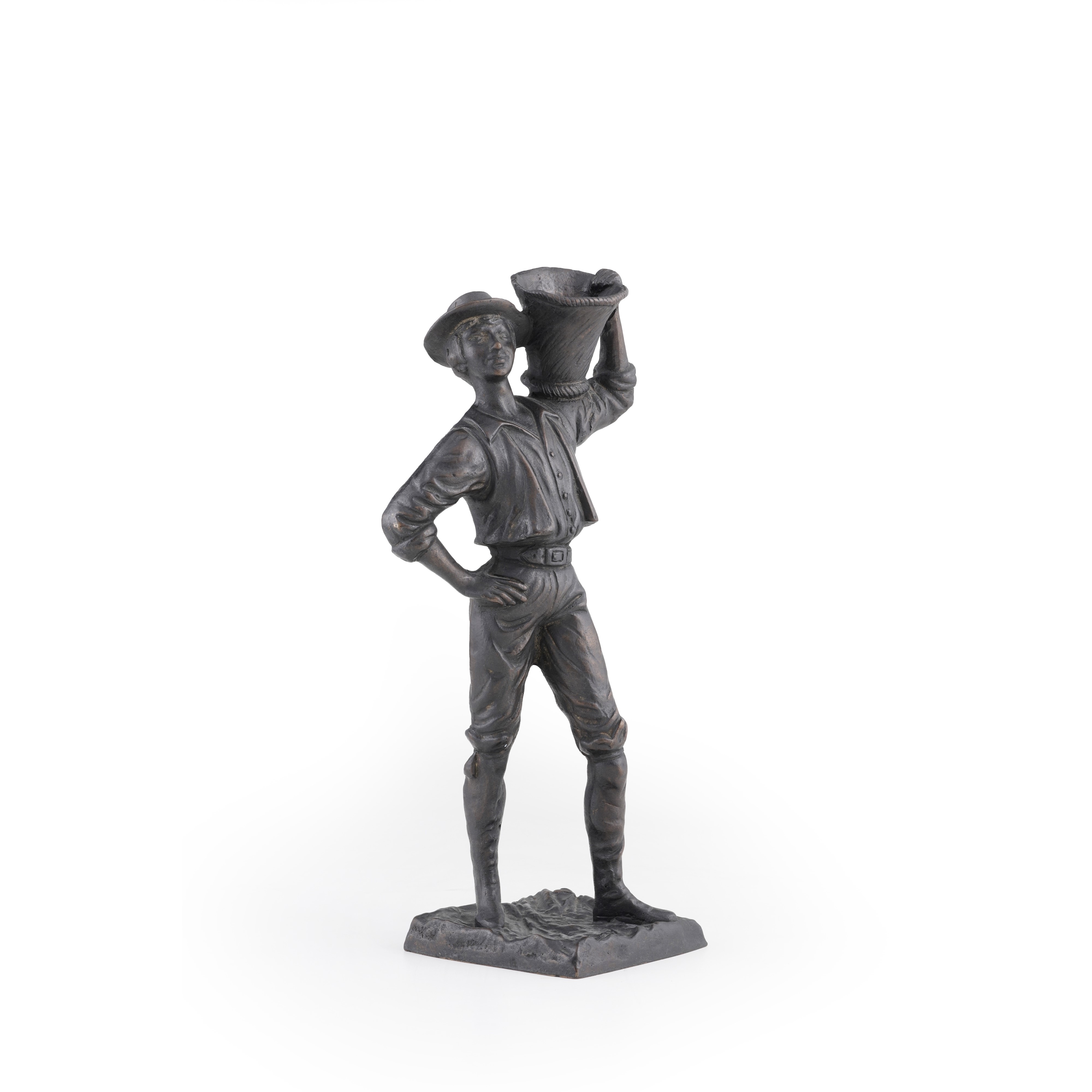 Giovane uomo con cesto, bronzo fuso e patinato (XIX-XX secolo)