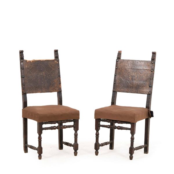 Coppia di antiche sedie in legno; schienale in pelle borchiata