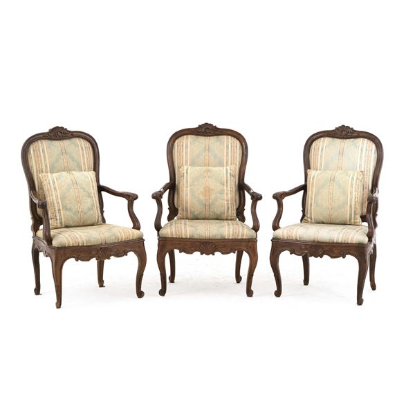Tre poltrone stile Luigi XV in legno intagliato. XVIII secolo