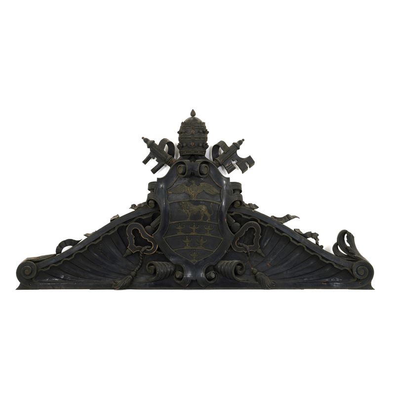 Fastigio in legno intagliato con stemma di Papa Benedetto XIII Orsini  - Auction Antiques and Antique Games - Cambi Casa d'Aste