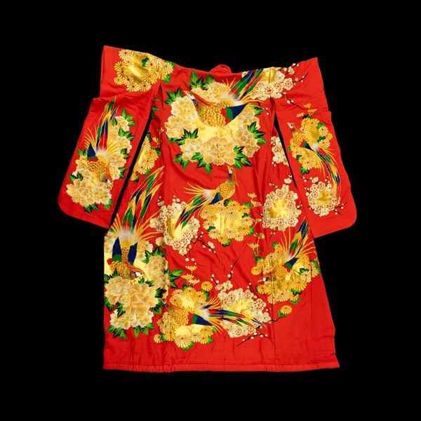 Kimono cerimoniale in seta rossa ricamato a motivi naturalistici, Giappone, XX secolo