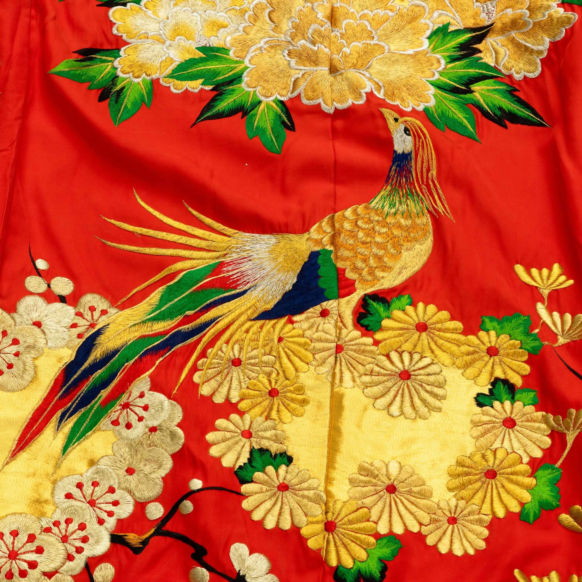Kimono cerimoniale in seta rossa ricamato a motivi naturalistici, Giappone, XX secolo