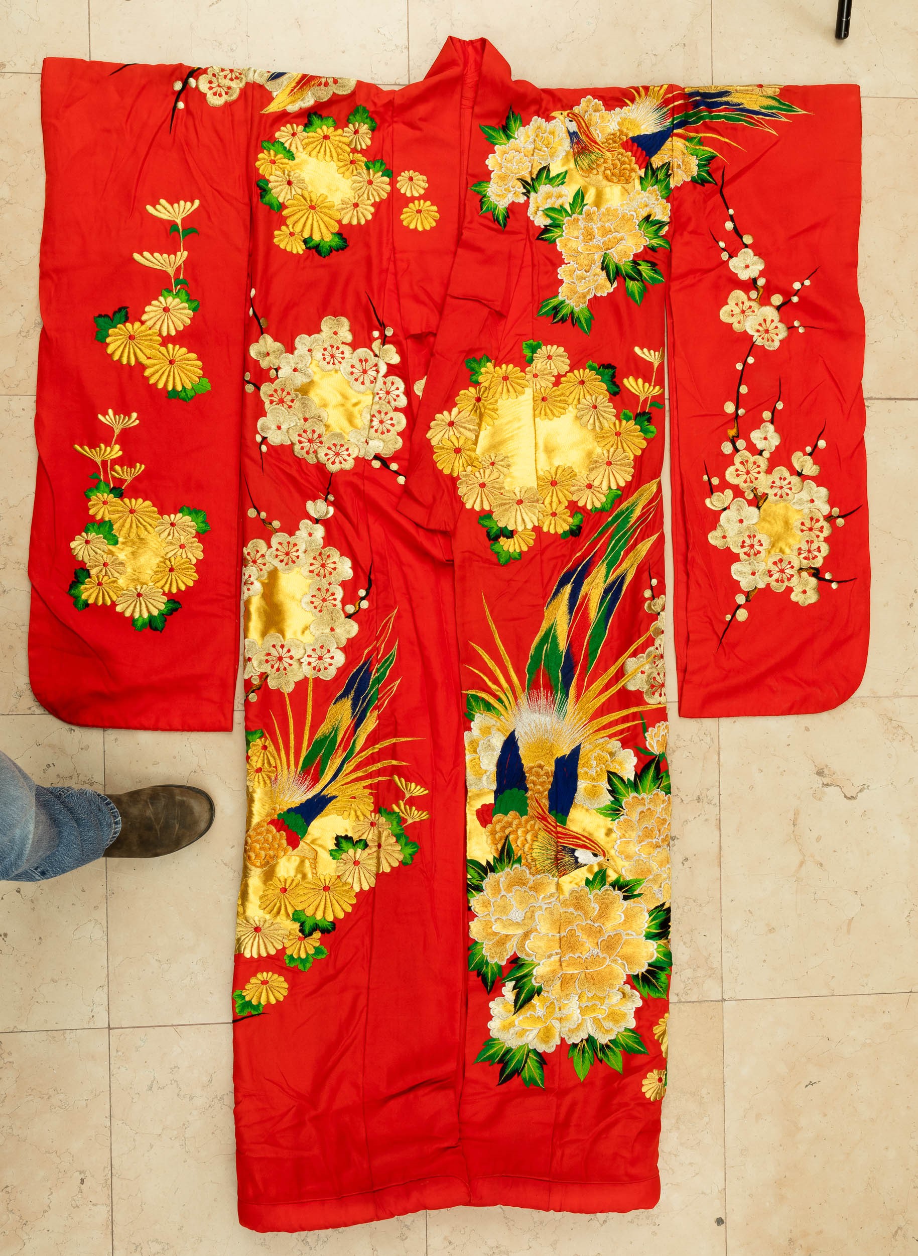 Kimono cerimoniale in seta rossa ricamato a motivi naturalistici, Giappone, XX secolo