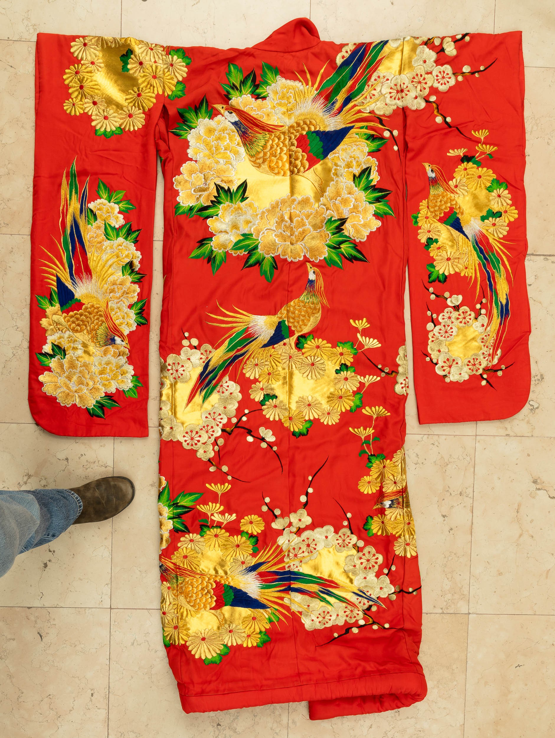 Kimono cerimoniale in seta rossa ricamato a motivi naturalistici, Giappone, XX secolo