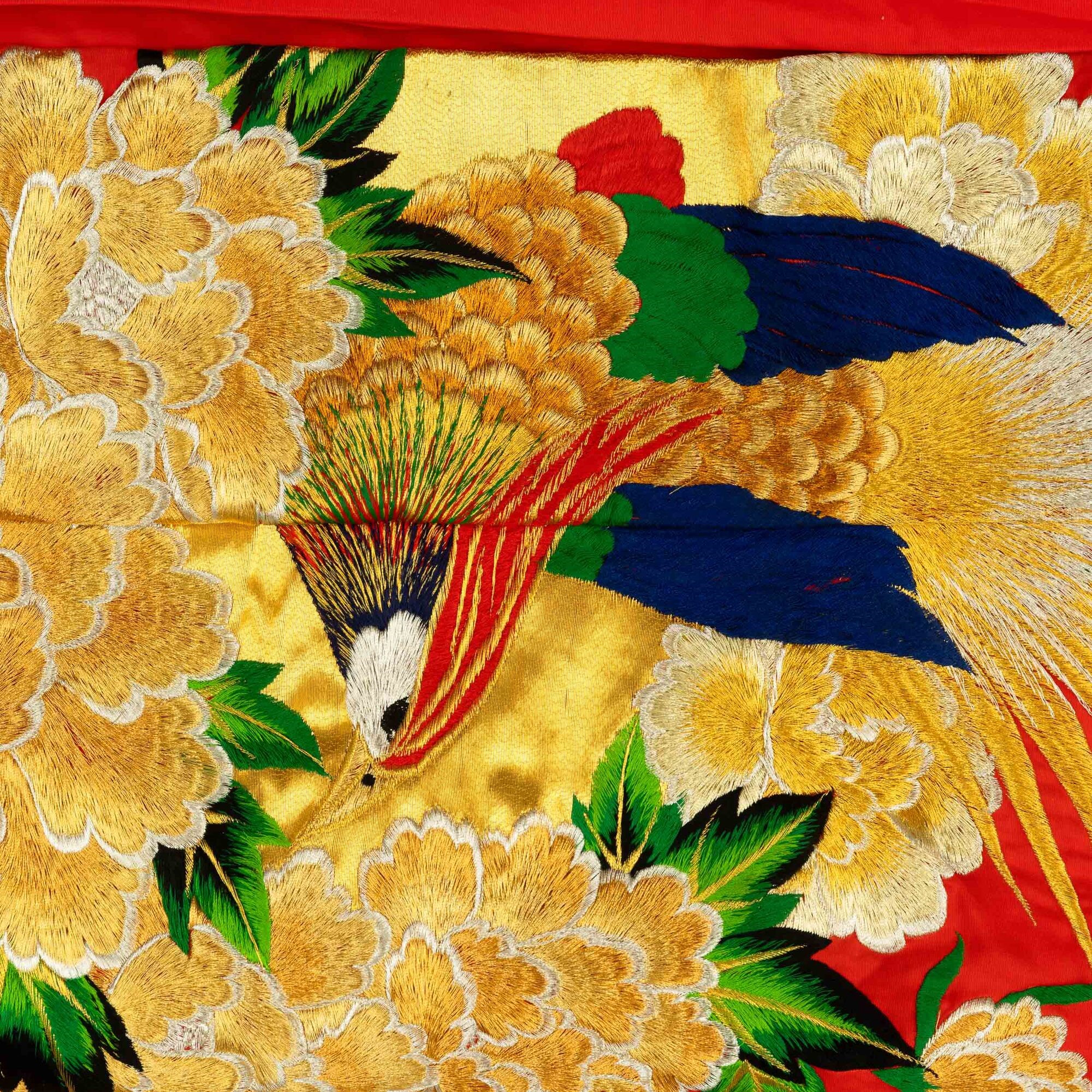 Kimono cerimoniale in seta rossa ricamato a motivi naturalistici, Giappone, XX secolo
