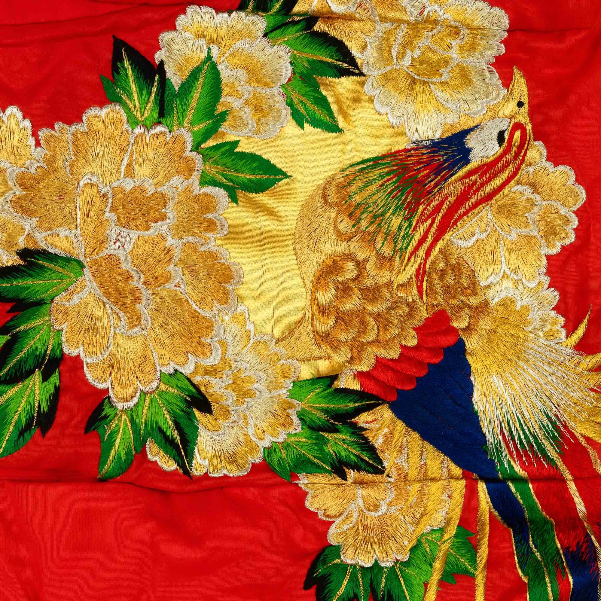 Kimono cerimoniale in seta rossa ricamato a motivi naturalistici, Giappone, XX secolo