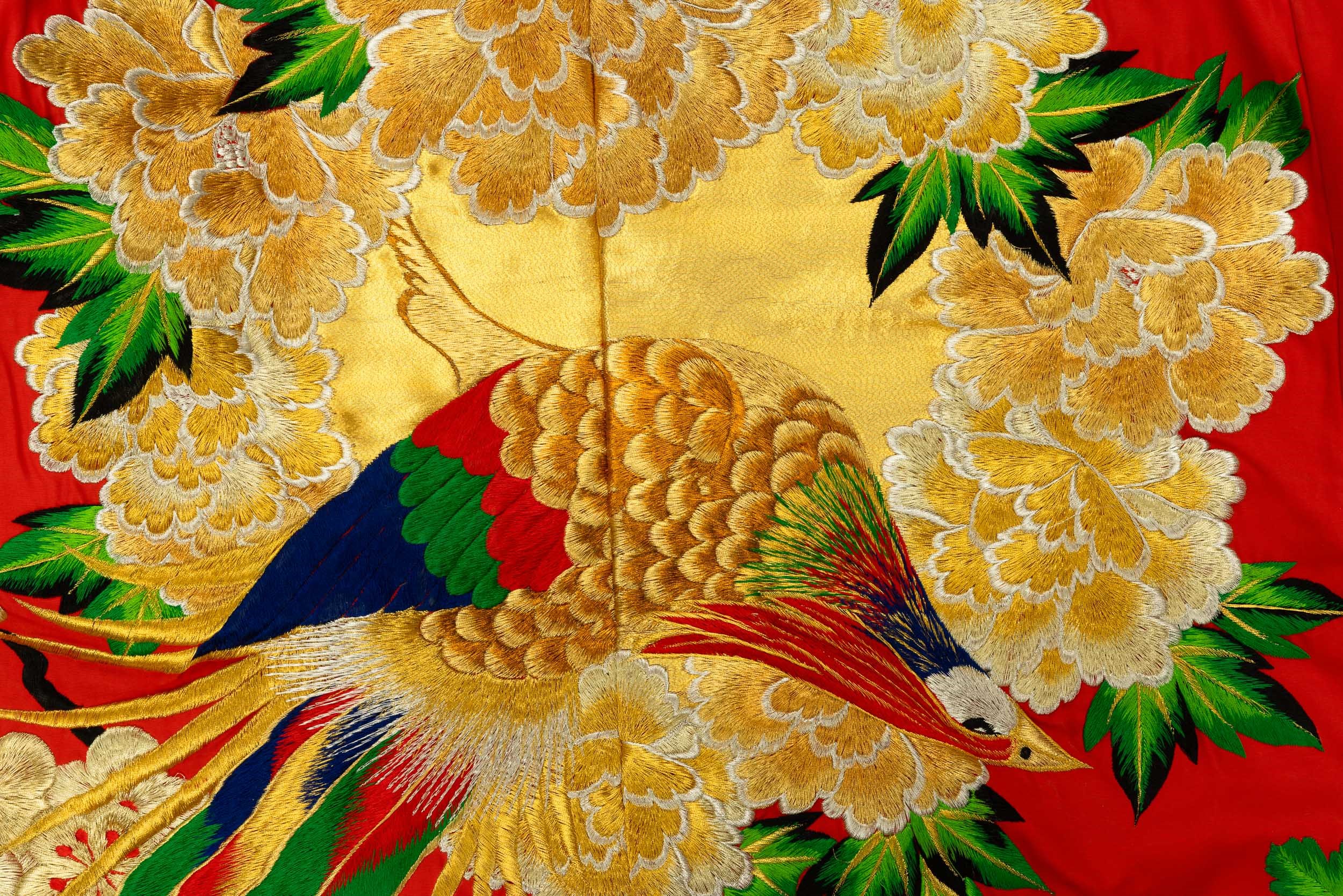 Kimono cerimoniale in seta rossa ricamato a motivi naturalistici, Giappone, XX secolo