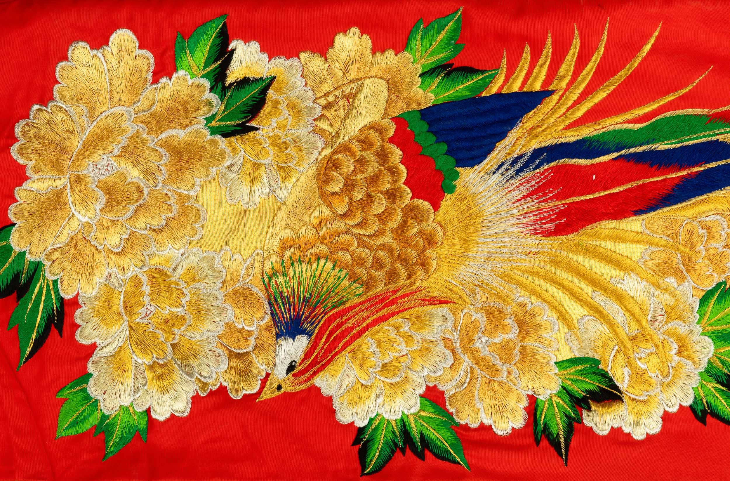Kimono cerimoniale in seta rossa ricamato a motivi naturalistici, Giappone, XX secolo