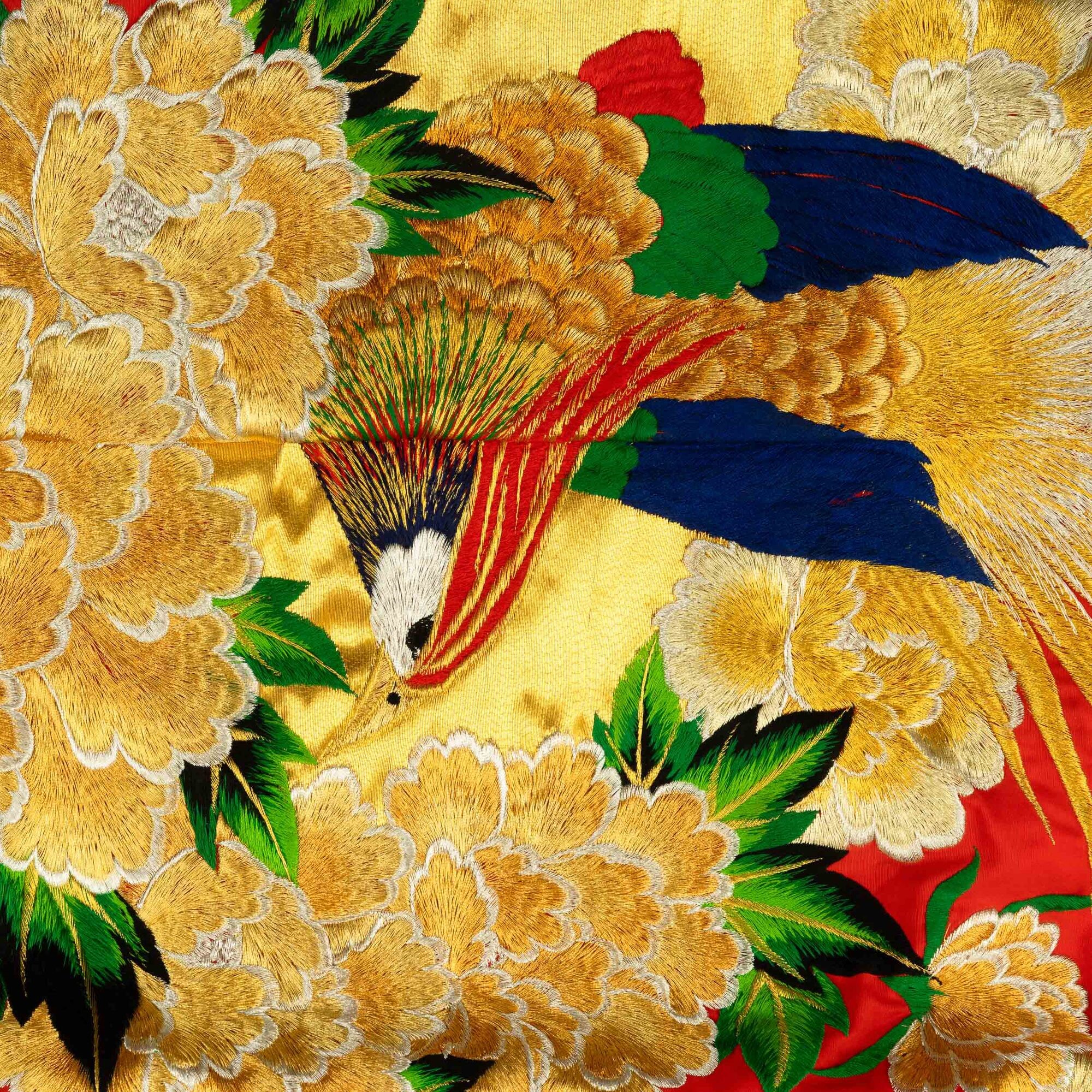 Kimono cerimoniale in seta rossa ricamato a motivi naturalistici, Giappone, XX secolo