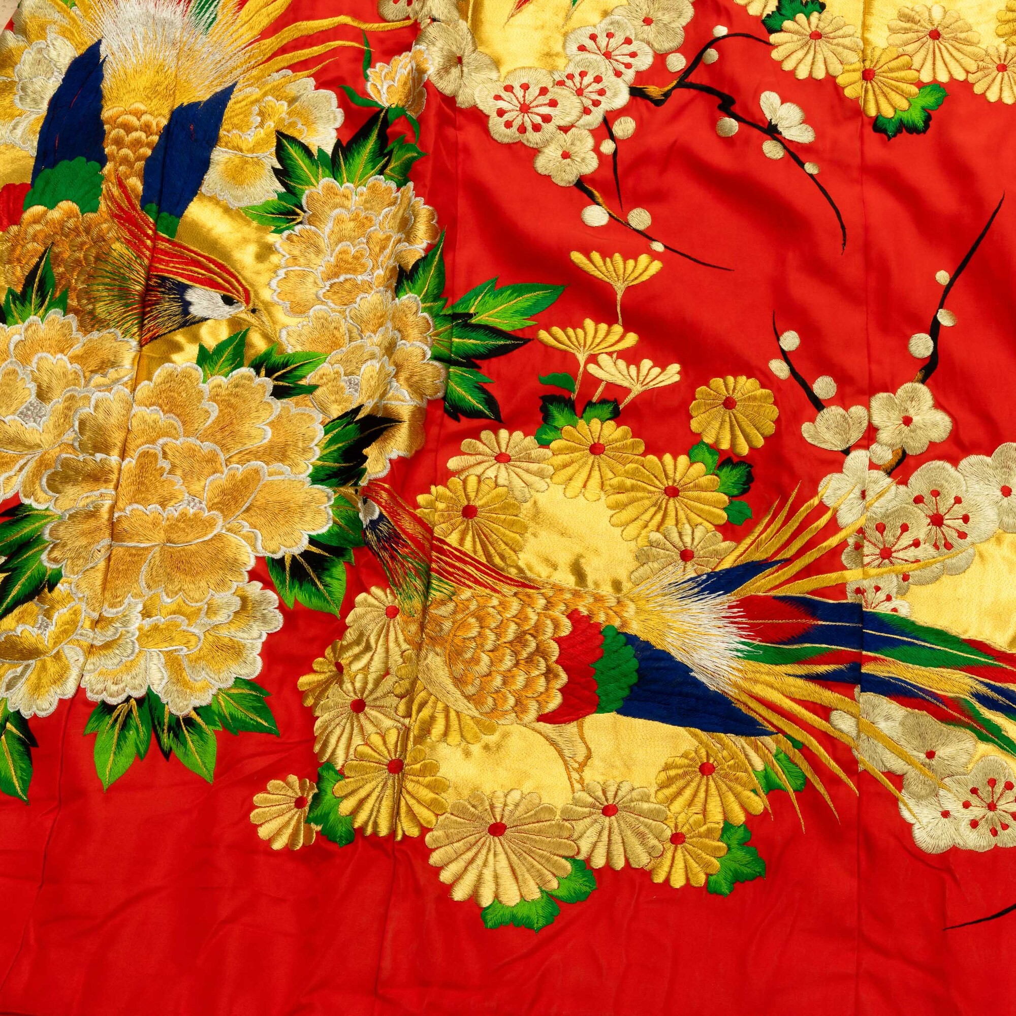 Kimono cerimoniale in seta rossa ricamato a motivi naturalistici, Giappone, XX secolo