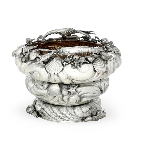 Importante centrotavola. Argenteria artistica siciliana. Marchi in suo dal 1935 al 1945. Argentiere Giovanni de Luca, Palermo