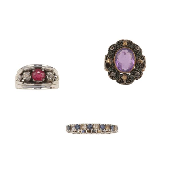 Lotto composto da tre anelli con pietre sintetiche e piccoli diamanti