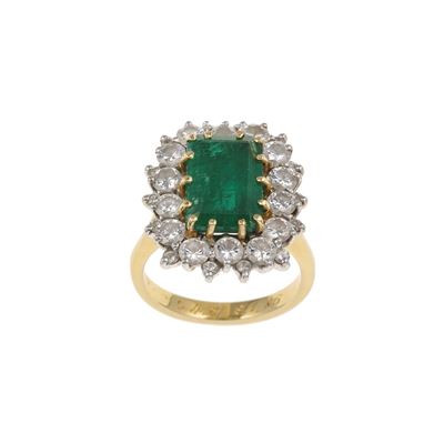Anello con Smeraldo di Ct 4.30 Circa e Diamanti a Contorno